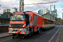 Feuerwehr Frankfurt Rüstwagen Schiene 1 schleppt am 01.07.20 VGF Düwag Pt-Wagen 148 ins Depot Gutleut ab nach einer Entgleisung 