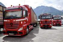 Ein MB Actros und zwei Arocs von Volken am 25.6.18 beim Trucker Festival Interlaken.