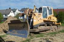=Liebherr 724 steht auf einer Baustelle in 36100 Petersberg-Marbach, 04-2020