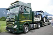 MB Actros Fahrzeugtransporter der Wespe am 25.6.18 beim Trucker Festival Interlaken.