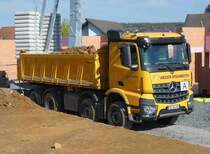 =MB Arocs steht zur Beladung auf einer Baustelle in Petersberg-Marbach im April 2020