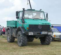 =Unimog rollt bei der Oldtimerausstellung in Uttrichshausen über das Ausstellungsgelände. 07-2019