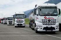Drei MB Arocs, ein MAN und Scania von Lehmann Transport am 25.6.18 beim Trucker Festival Interlaken.