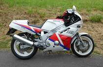 =Yamaha FZR, gesehen bei der Oldtimerausstellung in Uttrichshausen im Juli 2019