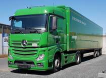 =MB Actros-Sattelzug steht im April 2020 in Hünfeld