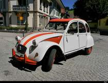 Citroen 2CV6 in Langnau vor dem Bahnhof am 05.07.2020
