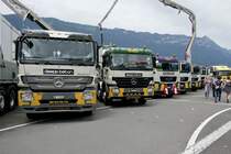 Zwei MB Actros und vier MAN von Daepp Beton am 25.6.18 beim Trucker Festival Interlaken.