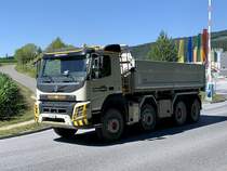 Volvo FMX Kipper von Daepp Beton am 30.6.20 beim Kieswerk Daepp in Kiesen.
