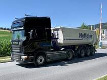 Scania Kippersattelzug von Nyffeler Transporte am 30.6.20 beim Kieswerk Daepp in Kiesen.