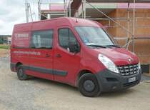 =Renault Master des Fensterbauers MEYHÖFER steht auf einer Baustelle in Petersberg-Marbach, 06-2020