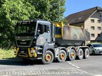 MAN Kipper von Eicher Transporte am 30.6.20 beim verlassen eines Kreisels am 30.6.20 in Kiesen.