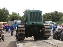 Die russ.T100 Raupe wird hier f�r die Heimreise verladen.