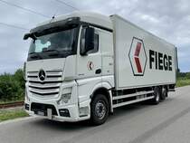 Ein MB Actros der Fiege am 3.7.20 bei Dotzigen.
