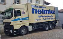 =MB Actros der Möbelspedition HELMKE steht zur Beladung in Hünfeld im Juli 2020