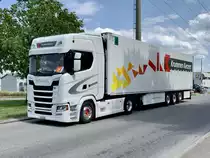 Ein Scania Sattelzug von Krummen Kerzers am 10.7.20 in Kerzers.