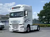 Eine DAF Zugmaschiene von Krummen Kerzers am 10.7.20 in Kerzers unterwegs.