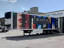 Ein Kühlauflieger von Krummen Kerzers am 10.7.20 in Kerzerst abgestellt.