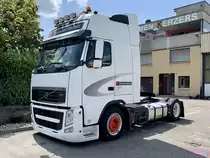 Eine Volvo FH Sattelzugmaschine von Krummen Kerzers am 10.7.20 in Kerzers.