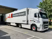 Ein Volvo FH Sattelzug von Krummen Kerzers der am 10.7.20 in Kerzers steht.