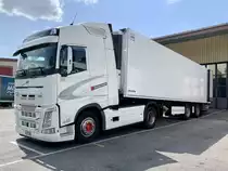 Volvo FH Sattelzug von Krummen Kerzers am 10.7.20 in Kerzers.