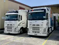 Zwei Volvo FH Sattelzüge von Krummen Kerzers am 10.7.20 in Kerzers.