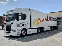 Ein Scania Sattelzug von Krummen Kerzers am 10.7.20 in Kerzers.