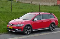 VW Golf VII Alltrack stand am Straßenrand. 04.07.2020