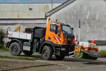 Mercedes Benz Unimog mit angebautem Kehrgerät aufgenommen am 09.07.2020.