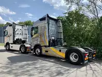 Rückansicht der beiden Volvo Zugmaschinen  von Volvo Truck Rental am 10.7.20 in Kerzers.