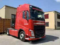 Eine Volvo Zugmaschine von Volvo Truck Rental am 10.7.20 in Kerzers.
