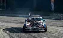 Ein driftender 3er ohne Motorhaube. Foto: März, 2019 Auto Motor und Tuning Show Budapest.