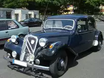 Citroen 11CV BN aus dem Jahr 1953. Vorgestellt wurde der Traction Avant bereits 1934 auf den Automobilsalons in Paris und Brüssel. Er ist somit ein Vorkriegsmodell, das nach WW2 mit großem Erfolg weiter produziert wurde. Bis zum Produktionsende im Jahr 1957, wurden 759.123 Fahrzeuge dieses Modelles als Limousine, Coupe und Cabriolet produziert. Der Vierzylinderreihenmotor hat einen Hubraum von 1898 cm³ und leistet 60 PS. Der abgelichtete 11CV ist mal nicht in den Einheitsfarbtönen noir oder gris perle lackiert, sondern (auch wenn man es schlecht erkennt) in dunkelblau und schwarz. Franzosentreffen an Mo´s Bikertreff in Krefeld am 11.07.2020.