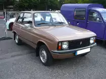 Citroen LNA. Als Citroen LN wurde dieses Modell bereits 1976 vorgestellt. Es basierte in vielerlei Hinsicht auf dem schon 1972 vorgestellten Peugeot 104. Nach den Werksferien 1978 nannte sich das Modell dann LNA. Der LNA konnte mit zwei Motorisierungen bestellt werden. Entweder mit dem luftgekühlten Zweizylinderboxermotor des Citroen Visa mit einem Hubraum von 652 cm³ und einer Leistung von 36 PS oder dem Vierzylinderreihenmotor des Peugeot 104 mit einem Hubraum von 1124 cm³ und einer Leistung von 49 PS. Der abgelichtete LNA hat den schwächeren Motor. Franzosentreffen an Mo´s Bikertreff in Krefeld am 11.07.2020.