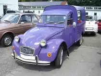 Citroen AK400. Die AK und AU bzw. AZU Modelle waren die Lieferwagenversionen der bereits 1949 vorgestellten  Ente . Während die AU/AZU-Modelle 250 Kilogramm zuladen durften, konnten die AK-Modelle 400 Kilogramm zuladen. Unter der geschwungenen Motorhaube verrichtet ein gebläsegekühlter Zweizylinderboxermotor mit einem Hubraum von 602 cm³ seinen Dienst. Dieser Motor gibt 29 PS an die angetriebenen Vorderräder weiter. Franzosentreffen an Mo´s Bikertreff in Krefeld am 11.07.2020.