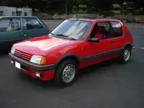 Peugeot 205GTI. Der GTI war die Sportversion des, von 1983 bis 1998 gebauten  Millionenseller , Peugeot 205. Es gab den GTI mit zwei verschiedenen Vierzylinderreihenmotoren: 1580 cm³ mit 103 PS und 1905 cm³ mit 102 PS, 128 PS und 120 PS. Franzosentreffen an Mo´s Bikertreff in Krefeld am 11.07.2020.