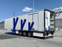 Ein Kühlauflieger von FruchtXpress am 13.7.20 in Kerzers.