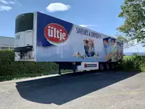 Ein Kühlauflieger von Krummen Kerzers mit Ültjie Werbung am 13.7.20 in Kerzers.