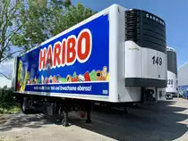 Ein Kühlauflieger von Krummen Kerzers mit Haribo Werbung am 13.7.20 in Kerzers.