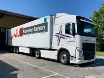Eine Volvo Zugmaschine von Volvo Truck Rental im Einsatz bei Krummen Kerzers am 13.7.20 in Kerzers.