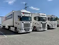Zwei Scania Sattelschlepper und ein Volvo Viehtransporter von Krummen Kerzers am 13.7.20 in Kerzers.