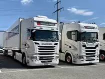 Zwei Scania Sattelzüge von Krummen Kerzers am 13.7.20 in Kerzers.