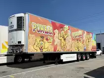 Ein Kühlauflieger von Krummen Kerzers mit Pombär Werbung am 13.7.20 in Kerzers.