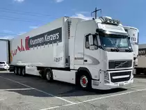 Ein Volvo Sattelzug von Krummen Kerzers am 13.7.20 in Kerzers.