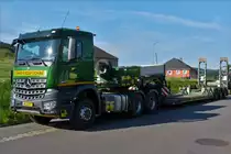 Mercedes Benz Arocs Schwerlastsattelzug gesehen am Stra�enrand. 07.2020 