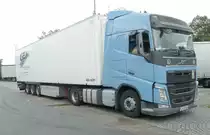 =Volvo FH 460-Sattelzug steht auf einem Rastplatz an der A 7 im Juli 2019