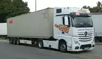 =MB Actros von KM-CARGO steht auf einem Rastplatz an der A 7 im Juli 2019