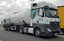 =MB Actros-Silozug von NTG steht auf einem Rastplatz an der A 3 im Mai 2020