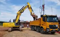 =MB Arocs steht zur Beladung auf einer Baustelle in Petersberg-Marbach im Juni 2020