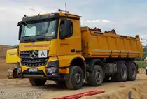 =MB Arocs steht zur Beladung auf einer Baustelle in Petersberg-Marbach im Juni 2020