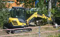 Ein YANMAR SV26 Minibagger (Mietbaumaschine) am 14.07.20 am S-Bhf. Berlin Paul-Wallenberg-Str. 